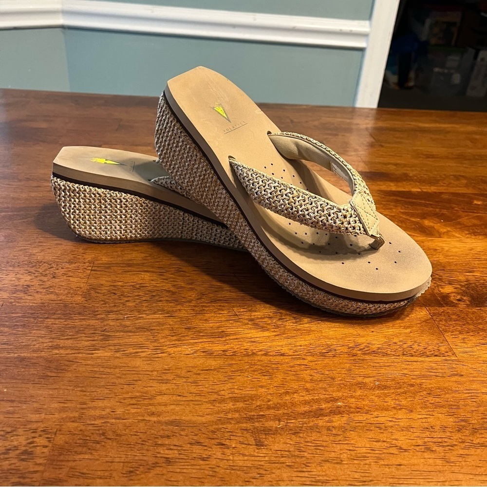 Volatile Tan Wedge raffia flip flop Sandals size 9